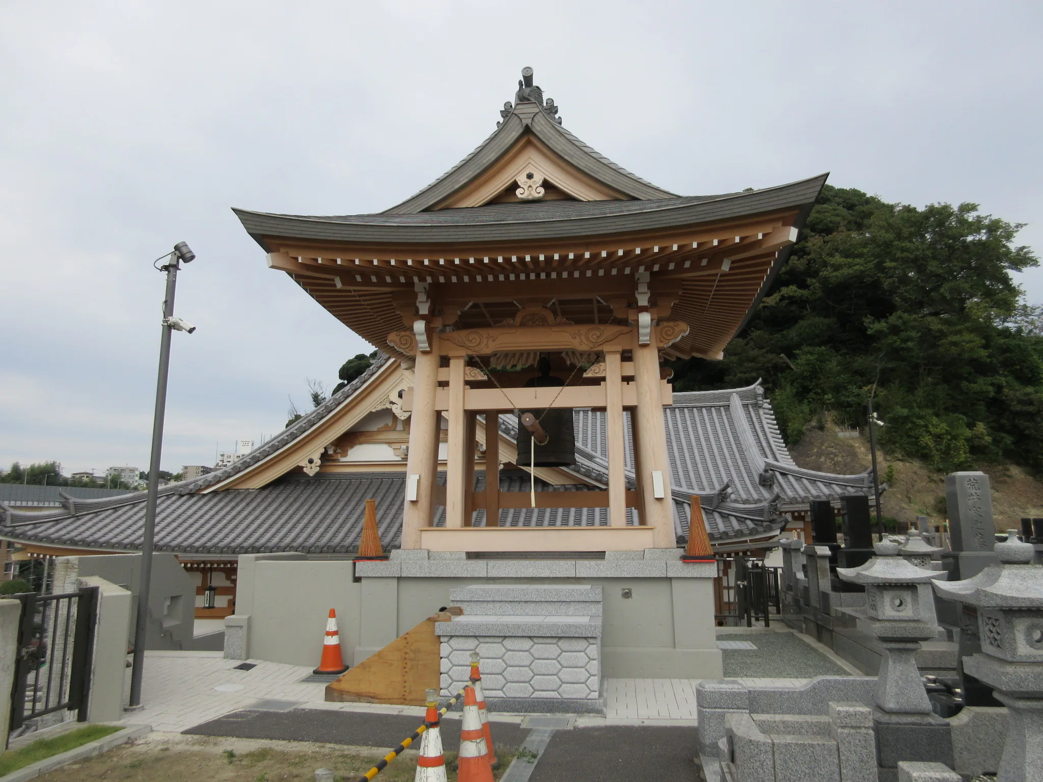 鐘楼堂の全景・正面（昼）