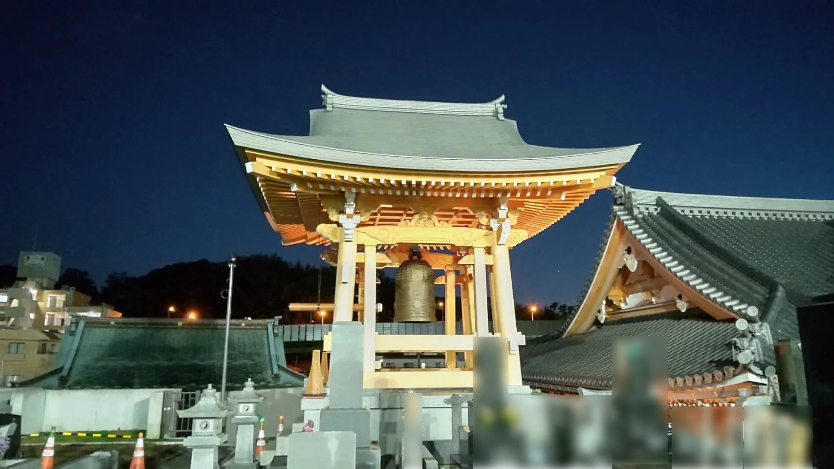 鐘楼堂と本堂・夕景