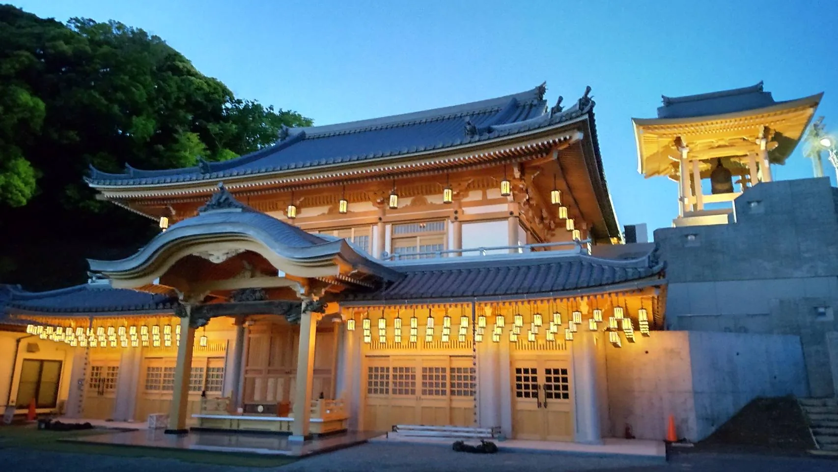 本堂+提灯のライトアップ・夕景